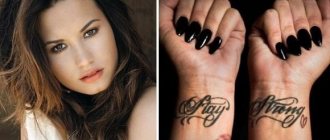 Demi Lovato avec des tatouages sur le poignet