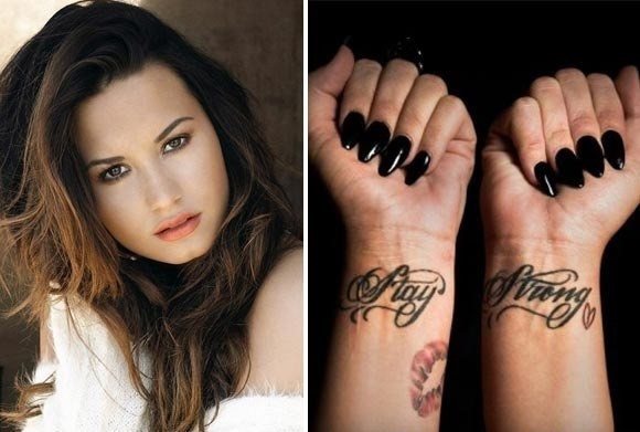 Demi Lovato avec des tatouages sur le poignet