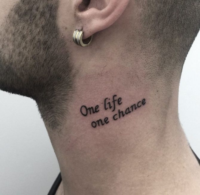 Une devise est une belle version minimaliste d'un tatouage.