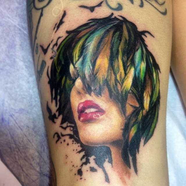 Tatouage de filles sur la cuisse