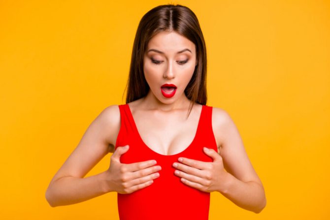 fille tenant ses seins