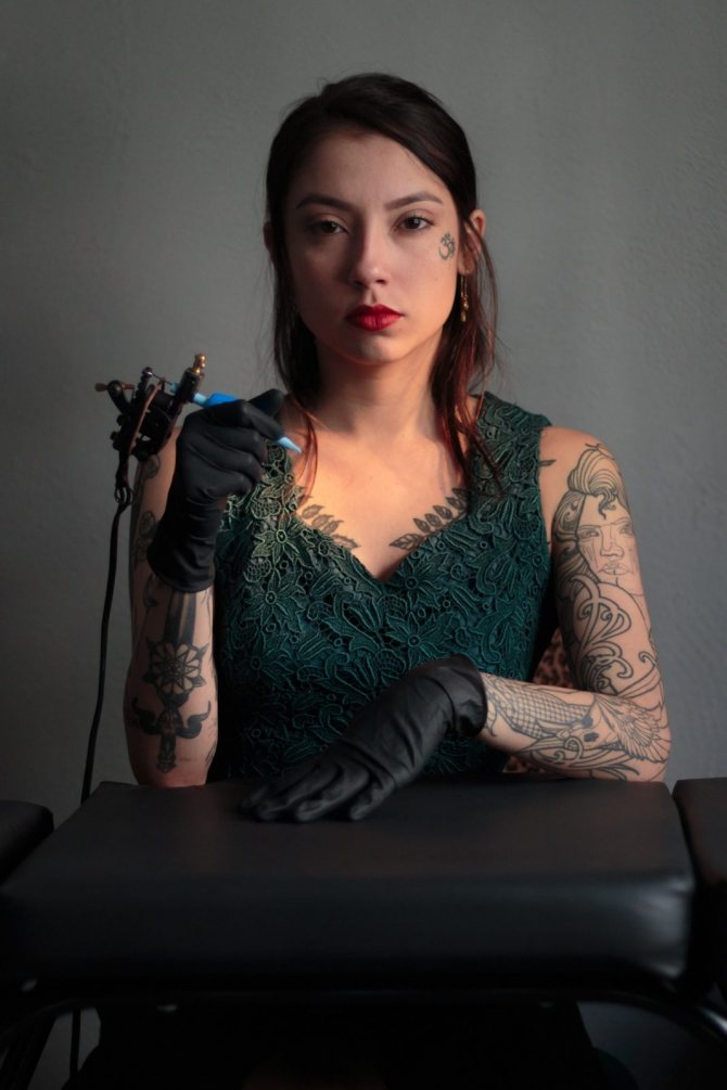 Fille tenant une machine à tatouer