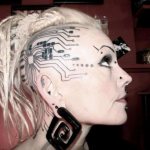 fille avec un piercing