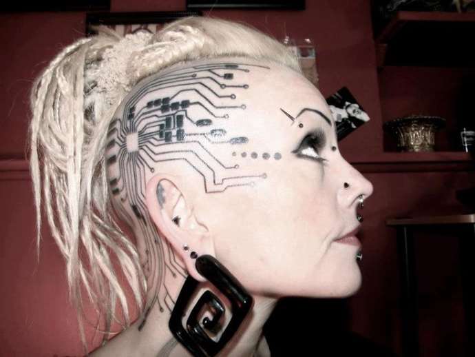 fille avec un piercing