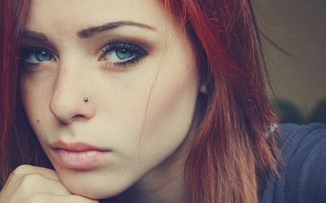 Fille avec un piercing au nez