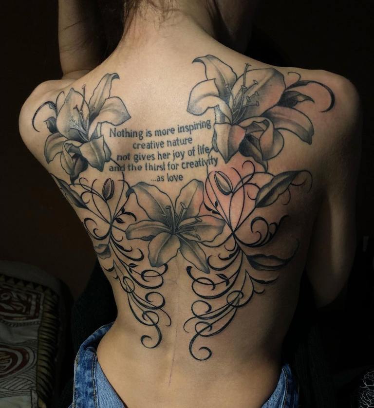 fille avec un tatouage dans le dos