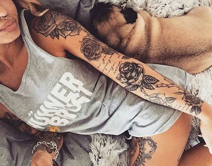 fille avec un tatouage à côté d'un chien