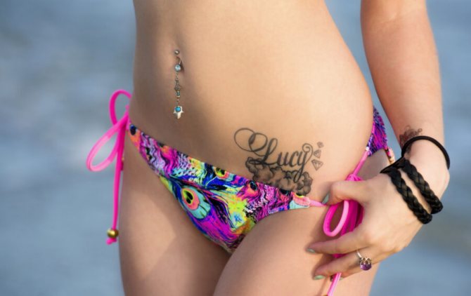 fille avec un tatouage dans sa culotte
