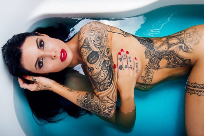 fille tatouée