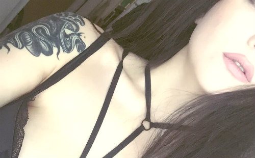 fille tatouée