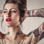 Fille avec des tatouages