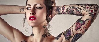 Fille avec un tatouage