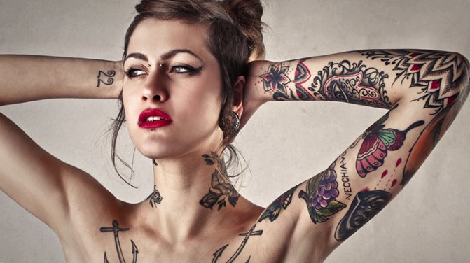 Une fille avec des tatouages