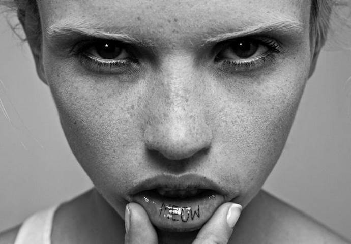 Fille avec un tatouage sur la lèvre