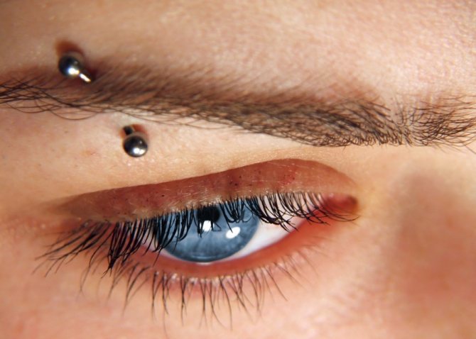 Perçage de sourcils en diagonale