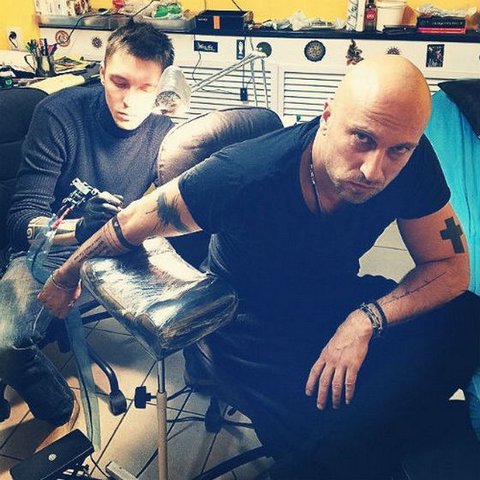 Dmitriy Nagiyev se fait faire un nouveau tatouage.