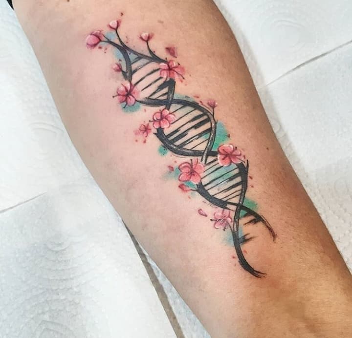 tatouage d'adn et de fleurs
