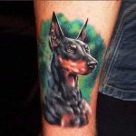 tatouage de doberman sur la main
