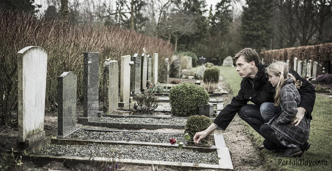 Fille et son père dans un cimetière