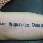 Allez-y pour le tatouage de marche sur route en latin. Image, signification
