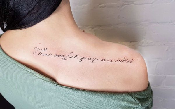 The way the going gets foot tattoo en latin. Photo, signification