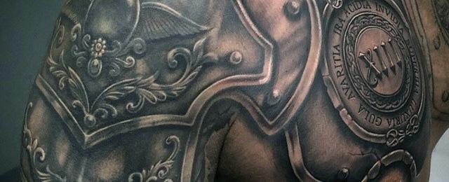 Tatouage d'une armure sur la poitrine