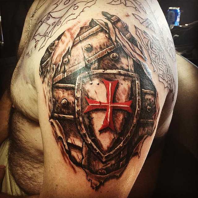 Armure tatouée sur l'épaule