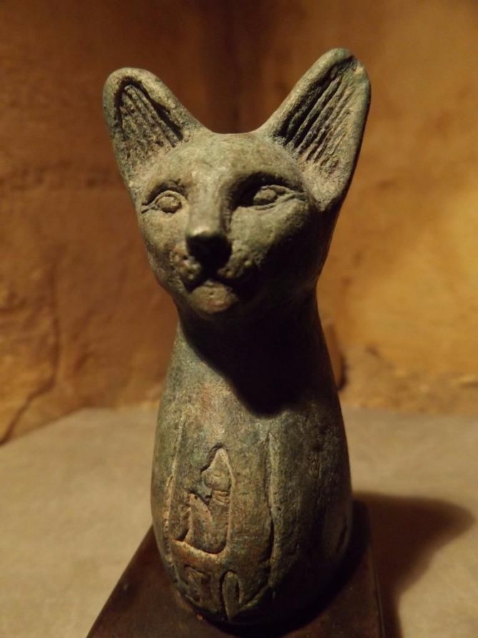 Statue de chat de l'Égypte ancienne