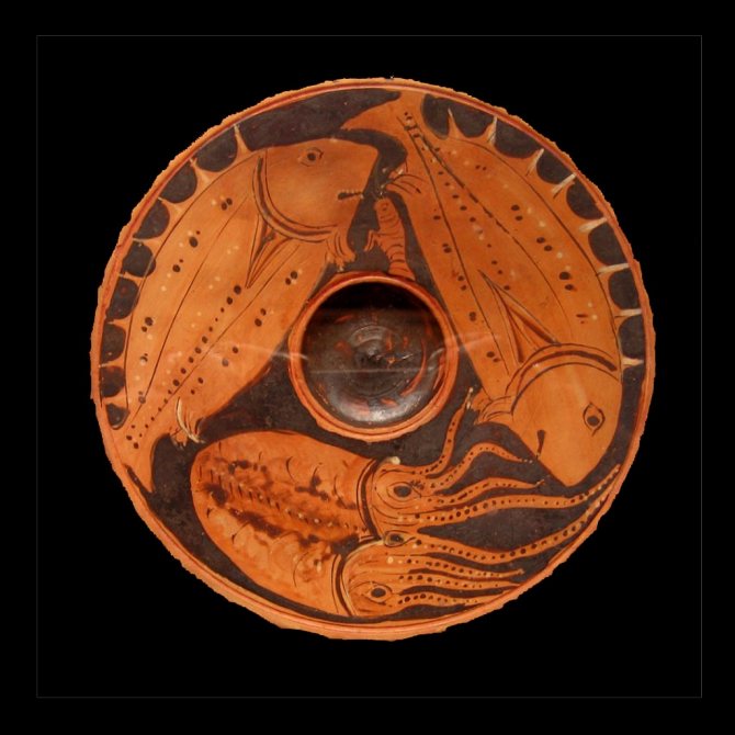 Bol grec ancien avec une svastika solaire, un poisson et une pieuvre. Ok. Vème siècle avant Jésus-Christ. Sicile.