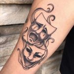 Deux masques sur le bras d'un homme