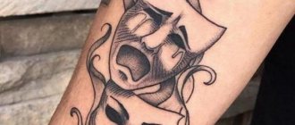 Deux masques sur le bras d'un homme