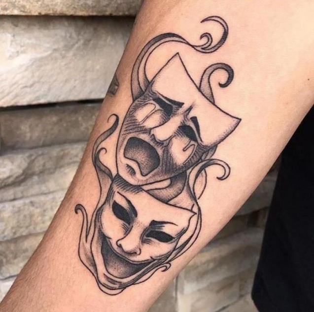 Deux masques sur le bras d'un homme