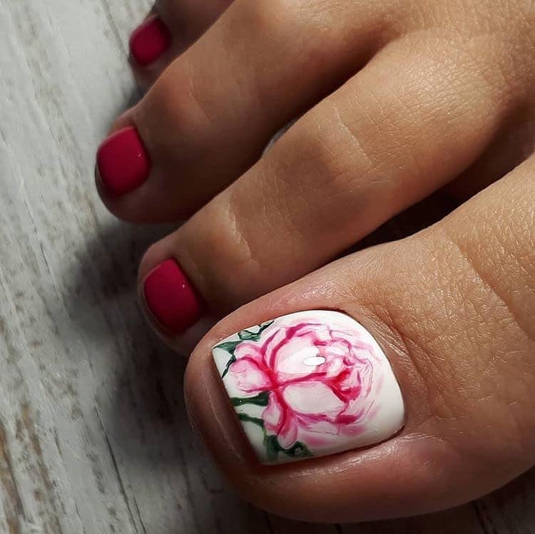 Pédicure bicolore teintée de rose