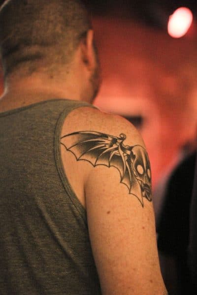 Le diable, c'est juste une tête avec des ailes.