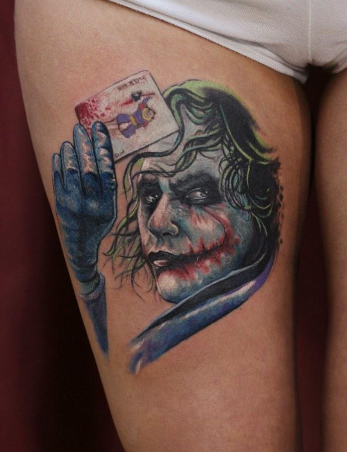 Joker sur la jambe d'une femme