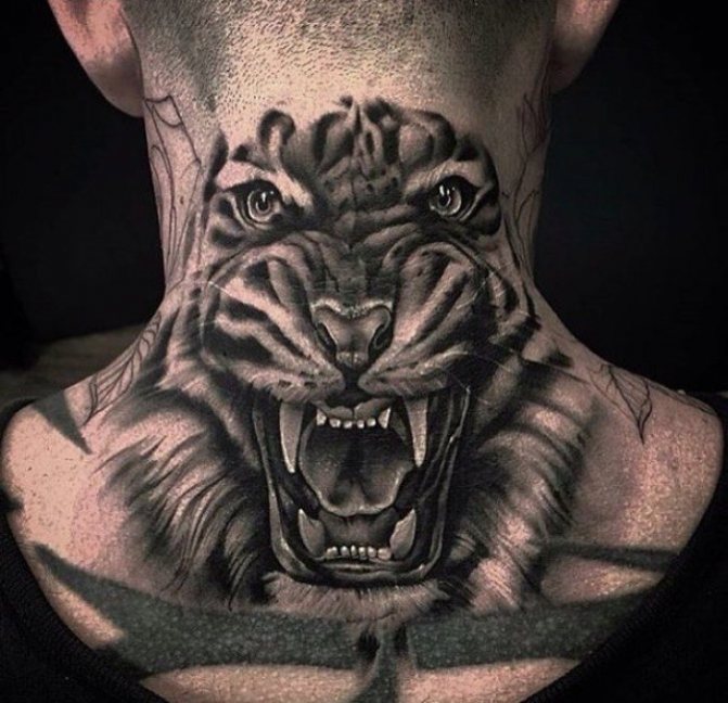 Cet impressionnant tatouage de grand tigre est digne d'orner le cou d'un homme courageux.