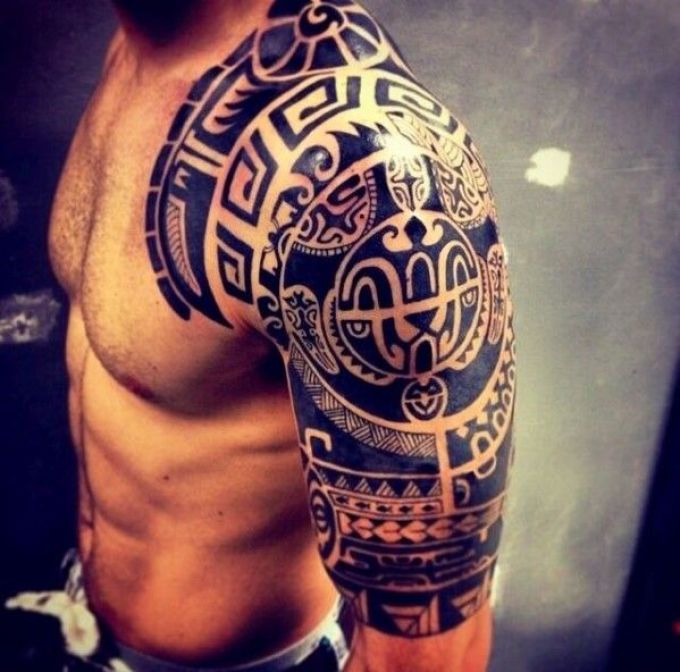 Tatouage polynésien efficace sur l'épaule d'un homme