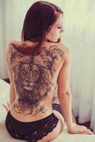 Tatouage dorsal en forme de lion