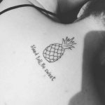 Fruits exotiques sur le dos d'une fille
