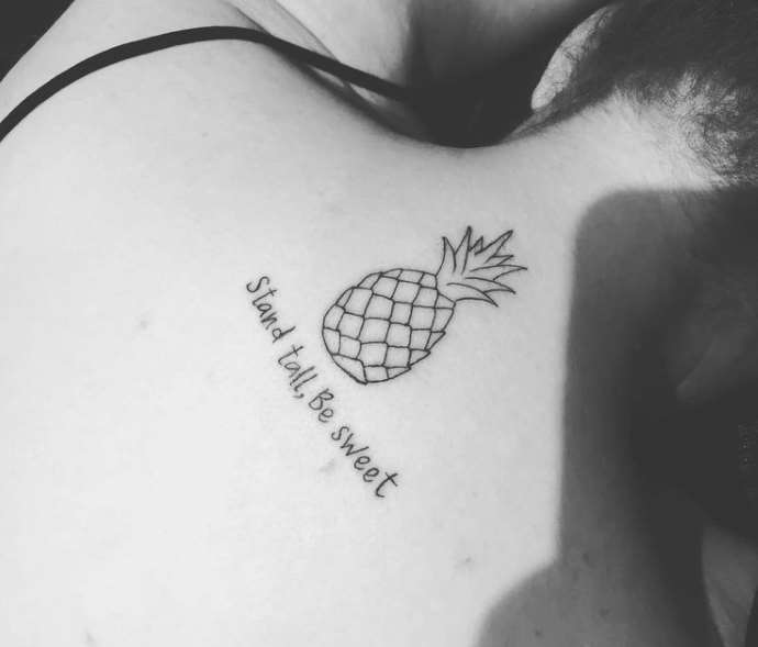 Fruits exotiques sur le dos d'une fille