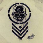 Esquisse d'un tatouage de tête de mort et de casque nazi