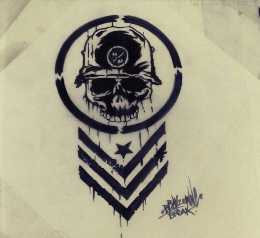 Esquisse d'un tatouage nazi sous la forme d'un crâne avec un casque.