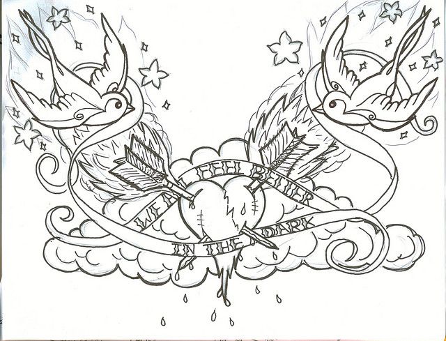 Esquisse d'un tatouage d'une hirondelle au-dessus du cœur avec inscription