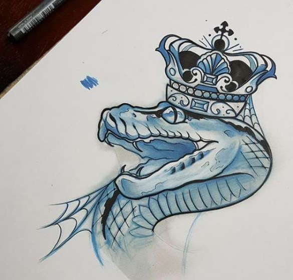 Esquisse d'un tatouage de serpent dans une couronne