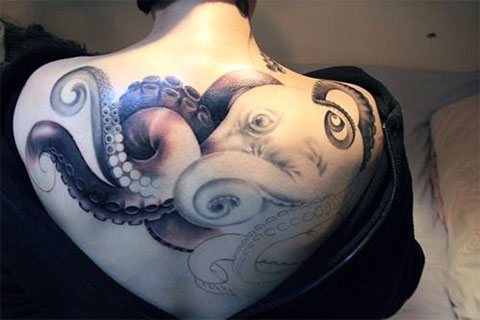 Esquisse d'un tatouage de pieuvre sur le dos d'une femme