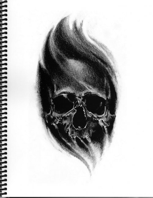Croquis d'un crâne noir tatoué sur le feu