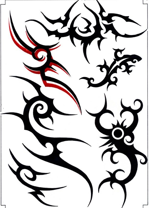 Esquisses de tatouages sous forme de motifs graphiques