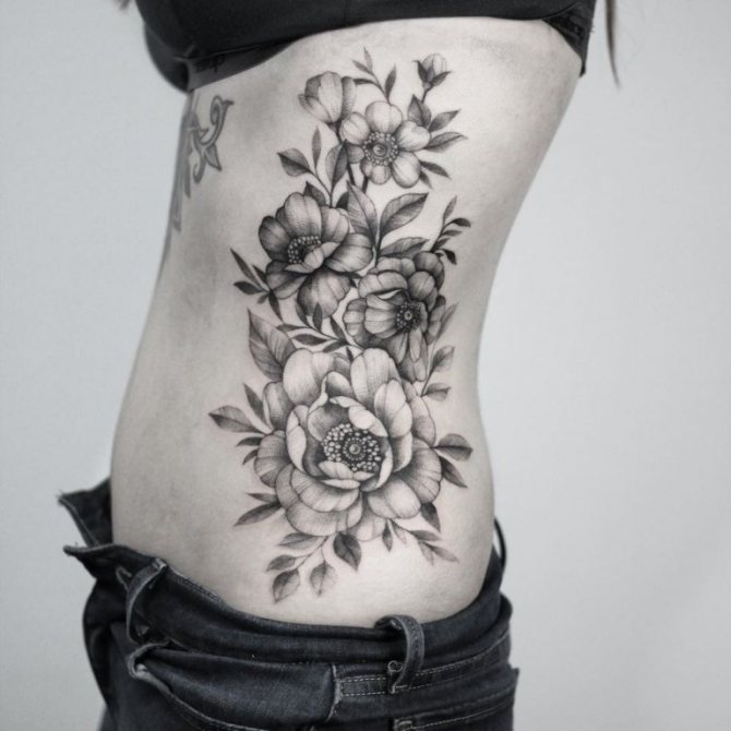 Tatouages pour filles sur les côtes