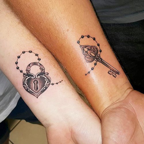 Motifs de tatouages pour filles sur le bras. Petites inscriptions, fleurs, géométrie, bracelet