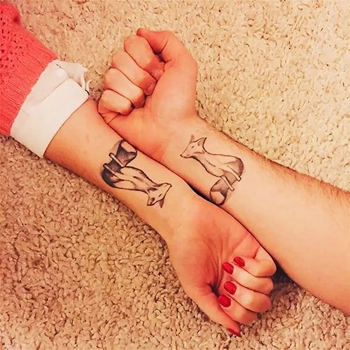 Esquisses de tatouages pour filles sur le bras. Petites inscriptions, fleurs, géométrie, bracelet
